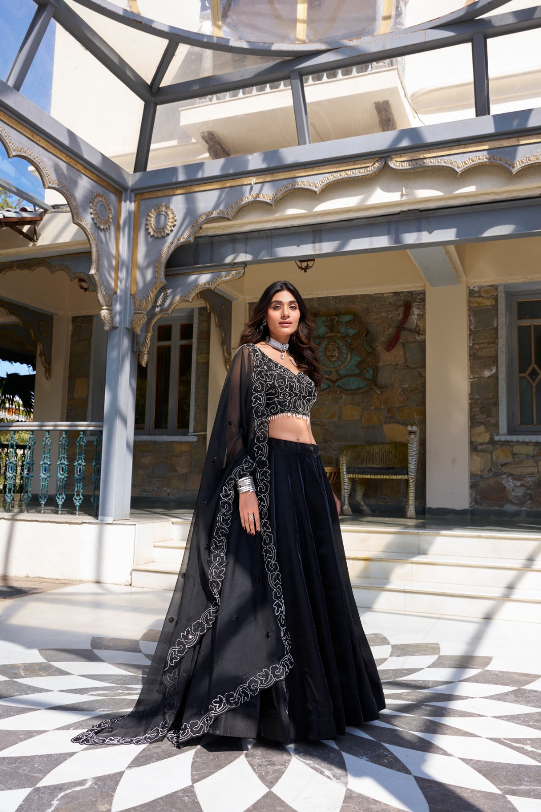 Elegance in every shade – black beauty! 🖤