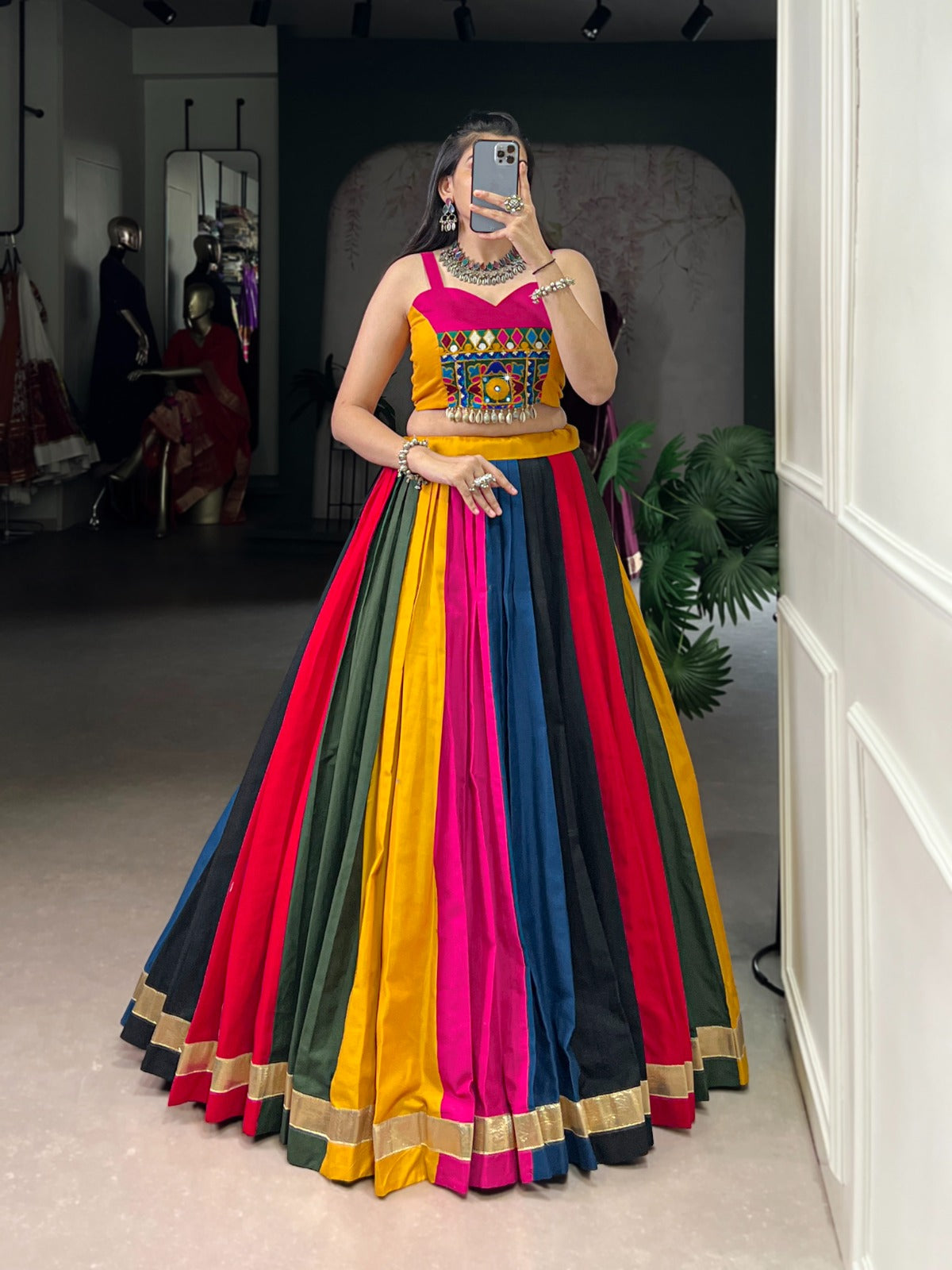 Traditional Gamthi art meets multi-colour cotton flair for your perfect festive look
