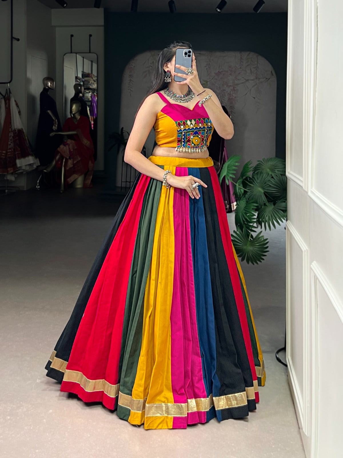 Traditional Gamthi art meets multi-colour cotton flair for your perfect festive look