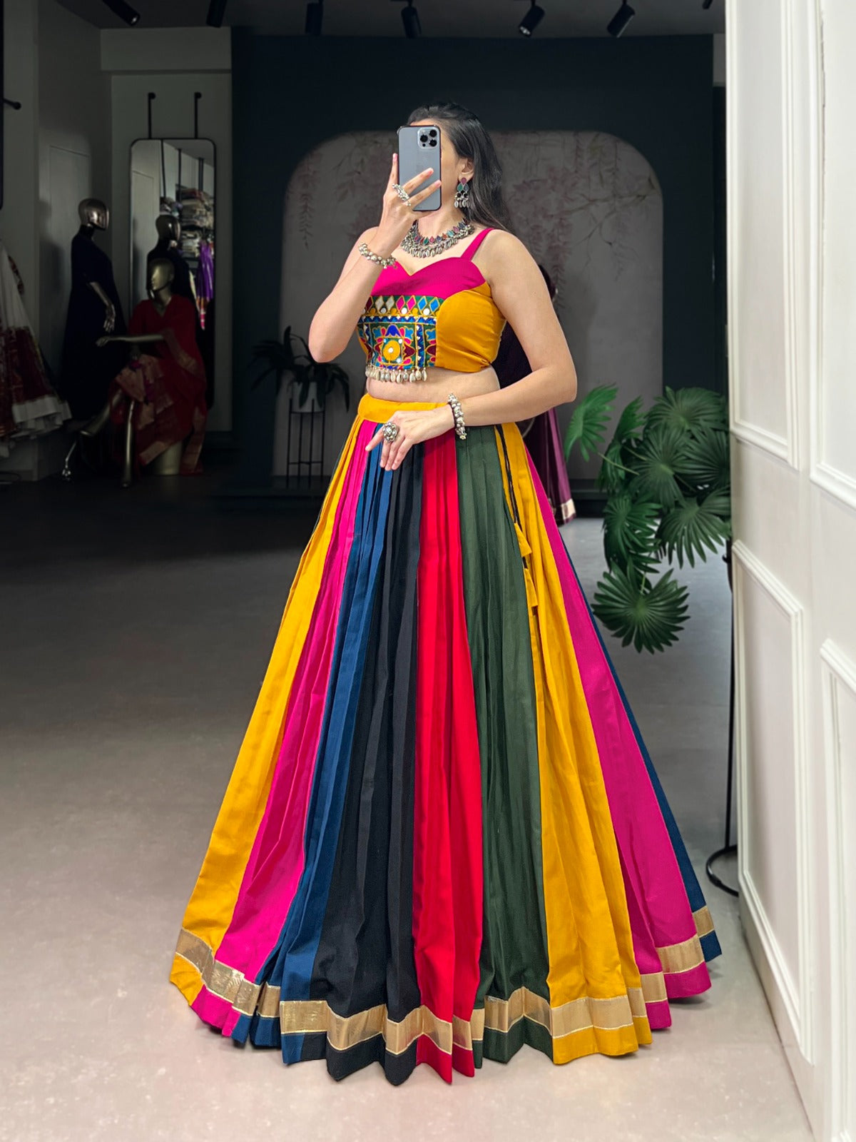 Traditional Gamthi art meets multi-colour cotton flair for your perfect festive look