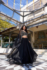 Elegance in every shade – black beauty! 🖤