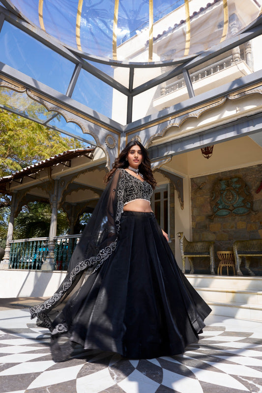 Elegance in every shade – black beauty! 🖤